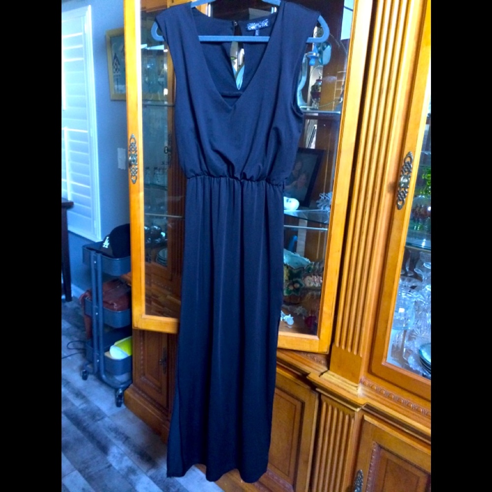 One nice used Almost Famous ladies dress 👗